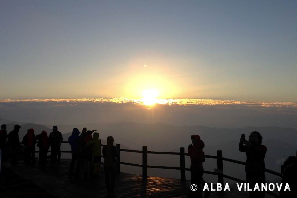 Esperando a ver el amanecer en el pico Nogodan en el parque nacional Jirisan - Corea del Sur - Viajar - Blog de Alba Vilanova