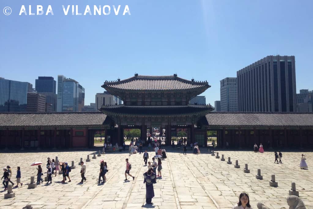 Contrastes en el palacio Gyeongbokgung en Seúl - Corea del Sur - Estudiar en el extranjero - Blog de Alba Vilanova